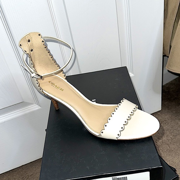 NWT Coach anyone? U can never wrong w/ a COACH 👠 . B Original 👛 💰 🔥 4 U Sis - Picture 4 of 17